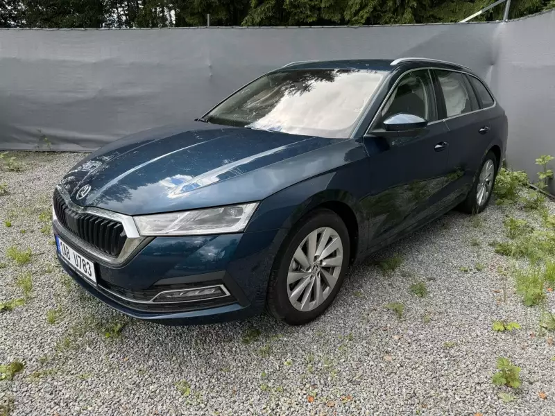 Škoda Octavia IV 1.5 TSI 2024 ČR 9000 km MATRIX TAŽNÉ